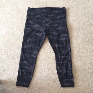 Athleta ultimate tight 7/8 leggings black camo